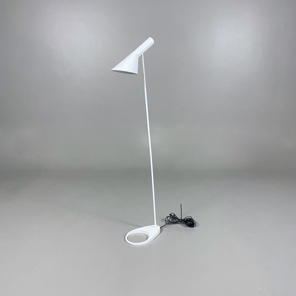 Golvlampa Louis Poulsen AJ