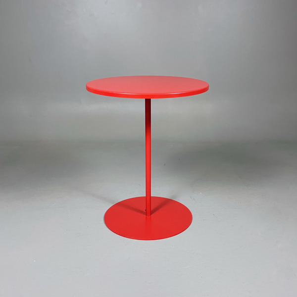Rött utebord i metall