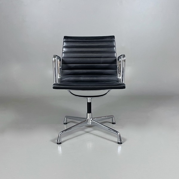 Charles & Ray Eames -  Aluminium Chair EA108 - VITRA