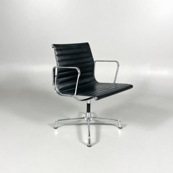 Charles & Ray Eames -  Aluminium Chair EA108 - VITRA