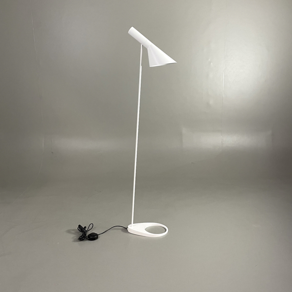 Golvlampa Louis Poulsen AJ 