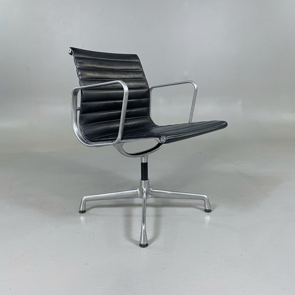 Charles & Ray Eames -  Aluminium Chair EA108 - VITRA