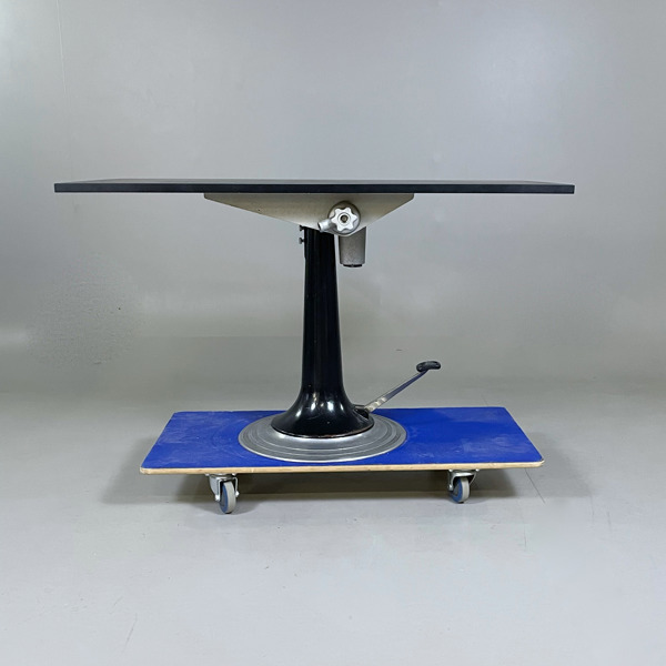 Höj- och sänkbart bord, Nike, Eskilstuna, 1900-talets andra hälft.