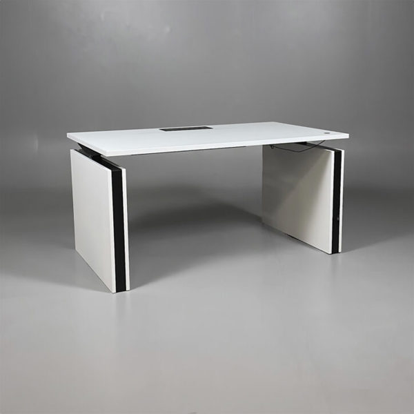 Höj & sänkbart skrivbord med täckta sidor.