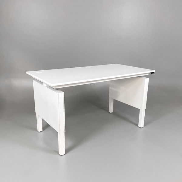 Höj och sänkbart skrivbord med täckta sidor